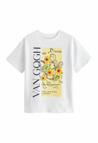 Vit bomulls t-shirt med tryckt design av solrosor i en vas, med texten "VAN GOGH" och ett citat nedanför i svart.