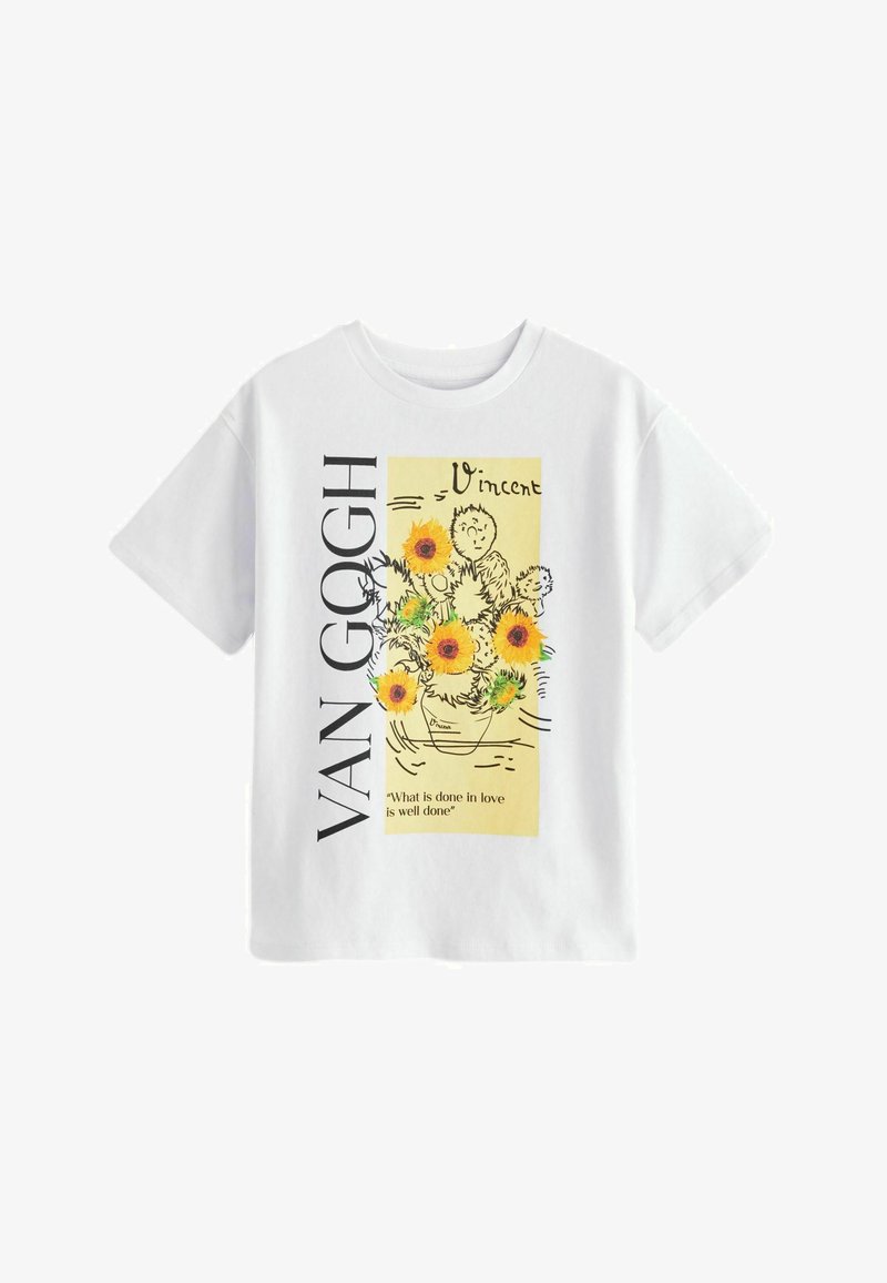 Biała bawełniana koszulka z nadrukiem przedstawiającym słoneczniki w wazonie, z napisem "VAN GOGH" oraz cytatem poniżej w kolorze czarnym.
