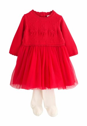 Rode jurk met lange mouwen, gebreide lijfje met strikken, gelaagde tule rok, en witte maillot inbegrepen. Gladde textuur, levendige kleur.