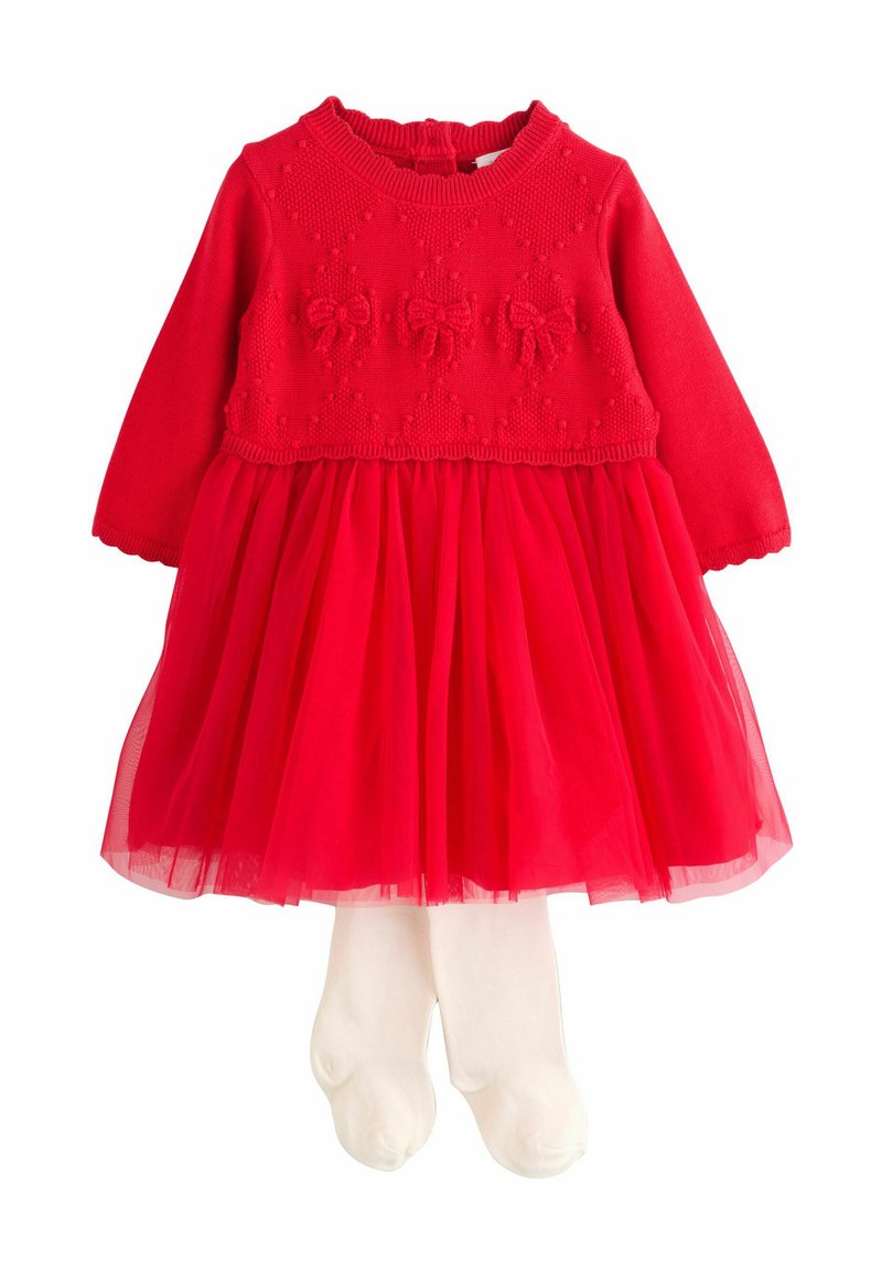 Rode jurk met lange mouwen, gebreide lijfje met strikken, gelaagde tule rok, en witte maillot inbegrepen. Gladde textuur, levendige kleur.