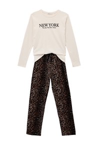 Lichtbeige shirt met lange mouwen en 'NEW YORK' print, gecombineerd met zwarte en bruine panterprintbroek met een elastische taille en trekkoord.