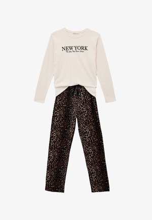 Camicia a maniche lunghe beige chiaro con stampa "NEW YORK", abbinata a pantaloni neri e marroni con stampa leopardata, dotati di vita elastica e coulisse.