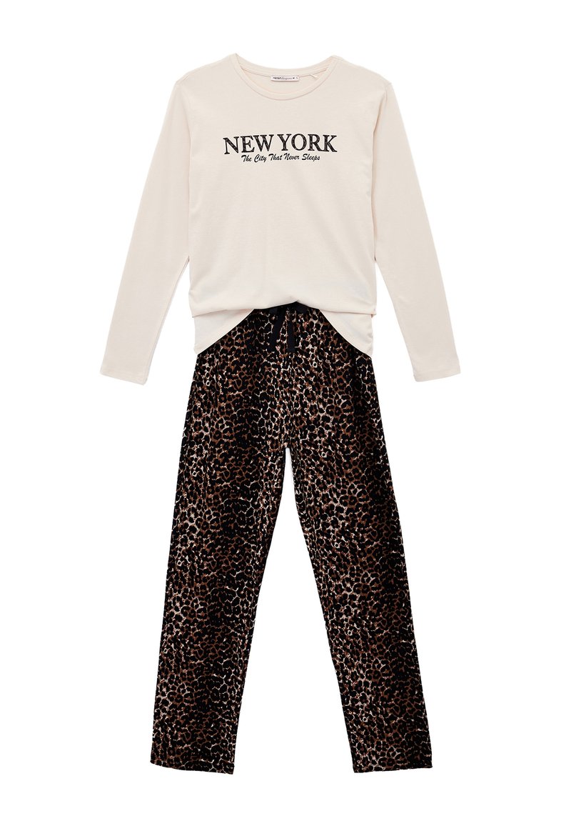 Lichtbeige shirt met lange mouwen en 'NEW YORK' print, gecombineerd met zwarte en bruine panterprintbroek met een elastische taille en trekkoord.
