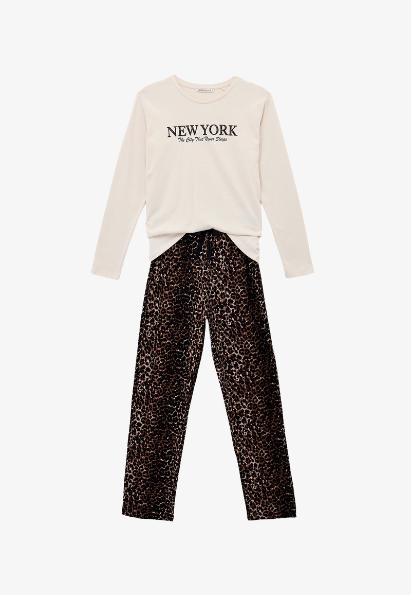 Lichtbeige shirt met lange mouwen en 'NEW YORK' print, gecombineerd met zwarte en bruine panterprintbroek met een elastische taille en trekkoord.