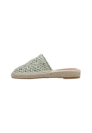 Zapato slip-on tejido de color verde claro con un diseño elevado y texturizado, que cuenta con una suela de yute trenzado y una plantilla suave color marrón.