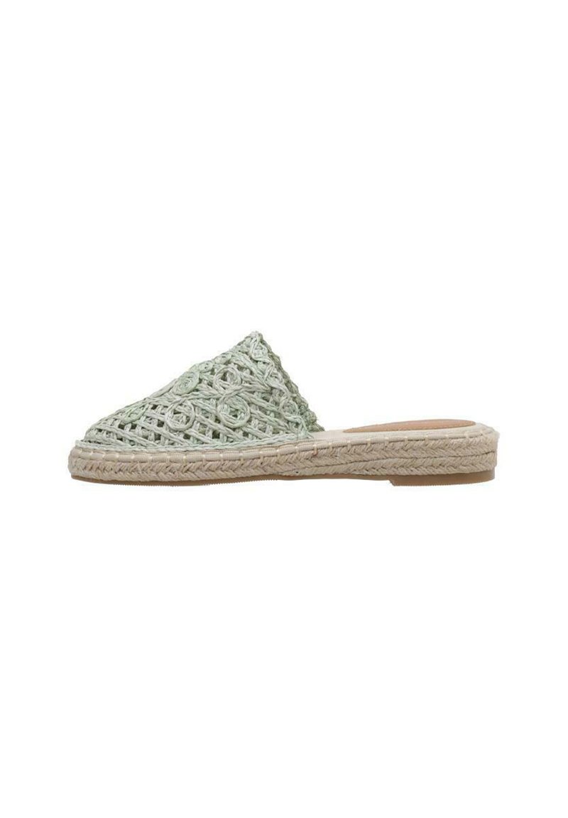 Zapato slip-on tejido de color verde claro con un diseño elevado y texturizado, que cuenta con una suela de yute trenzado y una plantilla suave color marrón.