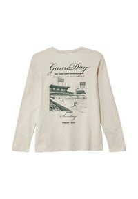 Langärmliges cremefarbenes Hemd aus Baumwolle mit einem grünen Druckgrafik eines Sportstadions und dem Text: "GameDay," "Sonntag," sowie Veranstaltungsdetails.