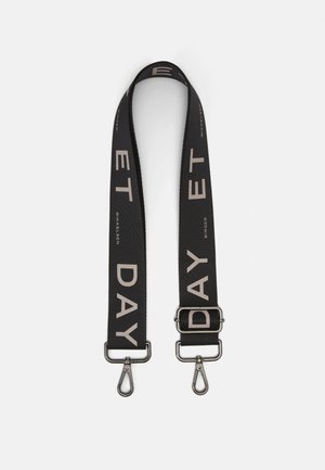 Sangle de sac réglable noire avec fermoirs argentés et "ET DAY" imprimé en grandes lettres beiges sur toute sa longueur.