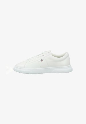 Weiße Leder-Sneaker mit flachen Schnürsenkeln, einer runden Spitze und einer strukturierten Gummisohle. Merkmale sind minimalistische Nähte und ein kleines Logo-Detail.