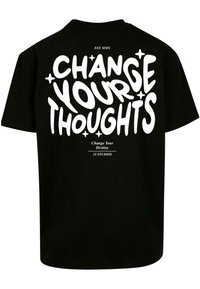 Sort bomulds t-shirt med fed hvid tekst: "ÆNDRE DINE TANKER." Inkluderer mindre tekst nedenfor og en rund halsdesign.