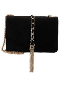 Pochette in suede nero con tracolla a catena dorata, caratterizzata da un dettaglio con nappina e una targhetta con logo, design a patta strutturata e texture elegante.