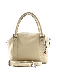 Crème leren handtas met gestructureerd ontwerp, dubbele korte handvatten, verstelbare schouderriem, zijvak en een klein Italiaans vlaggetje charm.