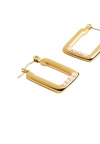 Złote prostokątne kolczyki w kształcie obręczy o gładkim wykończeniu, z pięcioma małymi perłami wzdłuż jednej krawędzi dla podkreślenia.