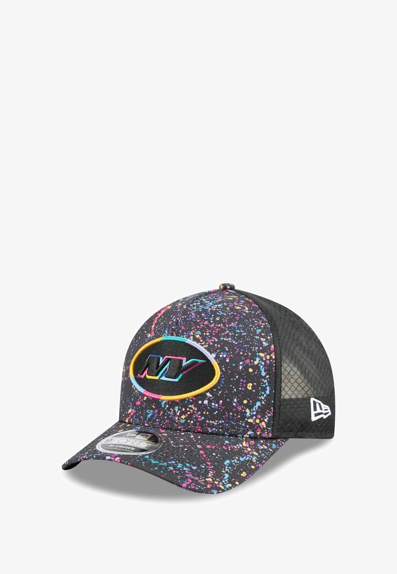 Schwarze Cap mit einem Spritzmuster in Blau, Pink und Gelb, mit einem gestickten ovalen Logo auf der Vorderseite und einem Netzrücken.