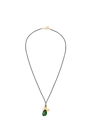 Collana in corda nera con ciondolo a goccia di pietra verde e due piccoli charm rotondi in oro, chiusa con un moschettone in oro.