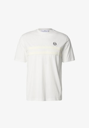 T-shirt bianca a maniche corte con due strisce orizzontali testurizzate sul petto e un piccolo logo nero sul lato superiore sinistro.