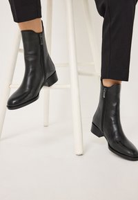 Tamaris Kotníkové boty - black