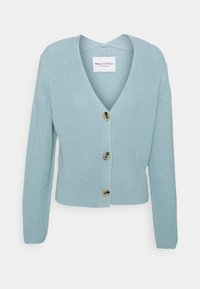 Hellblauer Strickcardigan mit tiefem V-Ausschnitt, drei Knöpfen vorn und geripptem Muster, mit langen Ärmeln und kurzem Schnitt.