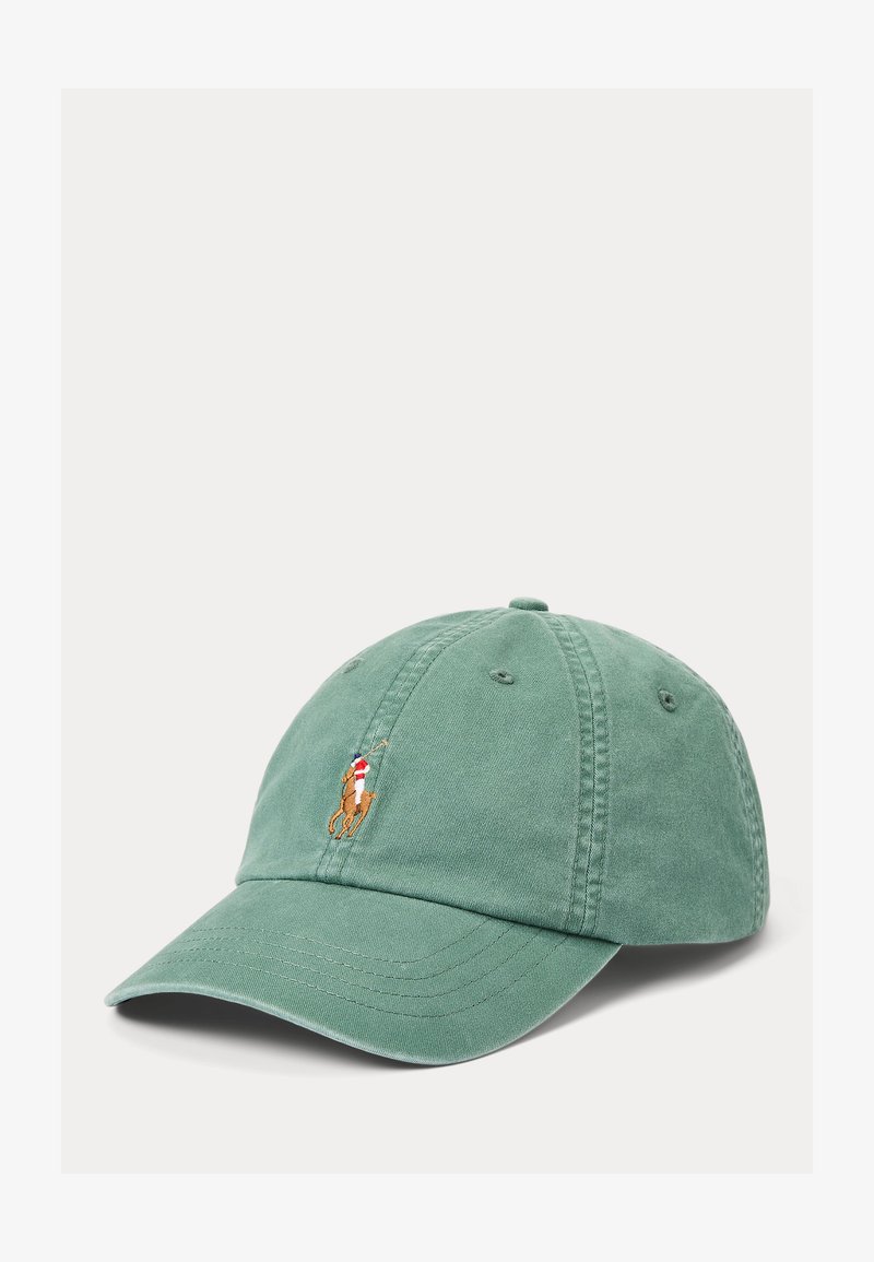 Șapcă de baseball verde cu cusături vizibile, cozoroc curbat și logo brodat cu un jucător de polo pe cal în față.