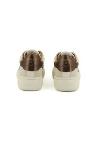 Sneaker beige e marroni con un design liscia, caratterizzate da un punta arrotondata e una suola ammortizzata. Logo dorato sul tallone e sulla linguetta.
