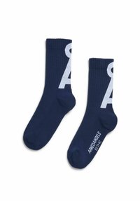 Paar marineblaue Knöchelsocken mit weißem "A"-Design und dem Schriftzug "AMEDANGELS" am Knöchel, flach auf weißem Hintergrund liegend.