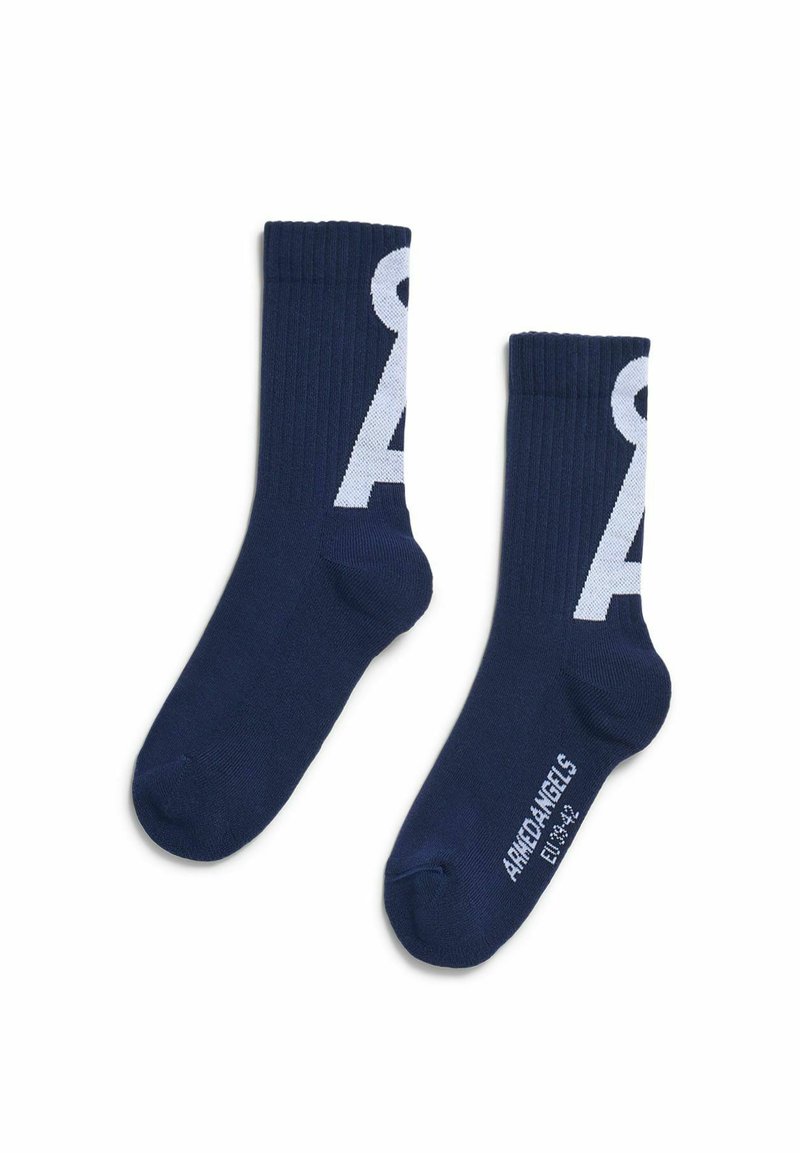 Paar marineblaue Knöchelsocken mit weißem "A"-Design und dem Schriftzug "AMEDANGELS" am Knöchel, flach auf weißem Hintergrund liegend.
