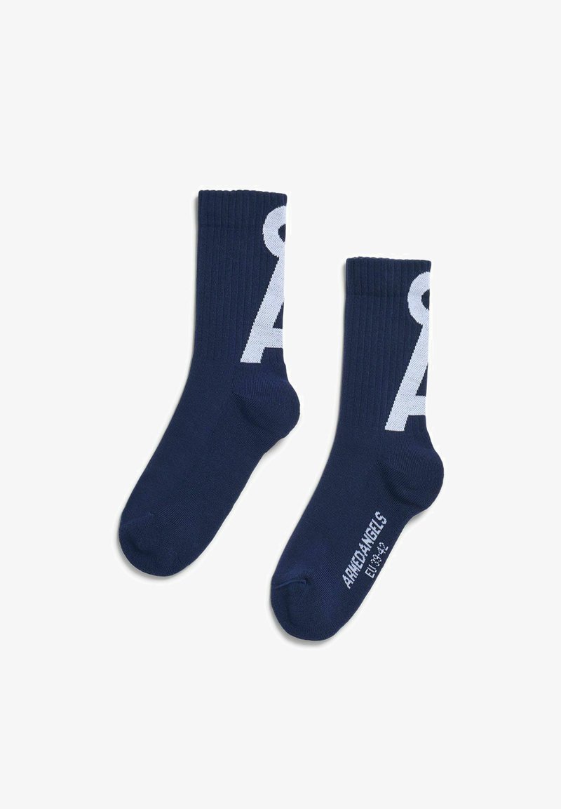 Paar marineblaue Knöchelsocken mit weißem "A"-Design und dem Schriftzug "AMEDANGELS" am Knöchel, flach auf weißem Hintergrund liegend.
