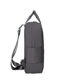 Bolso de hombro de tela gris con cierre de cremallera, correa ajustable y bolsillo delantero. Textura suave, forma rectangular, diseño minimalista.