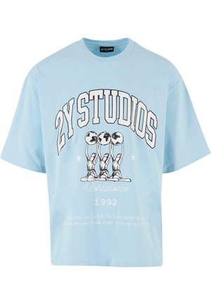 Helles blaues Baumwoll-T-Shirt mit oversized Passform, das den Text "2Y STUDIOS", eine Grafik mit drei Figuren, die Globusse halten, sowie weißen Text darunter zeigt.