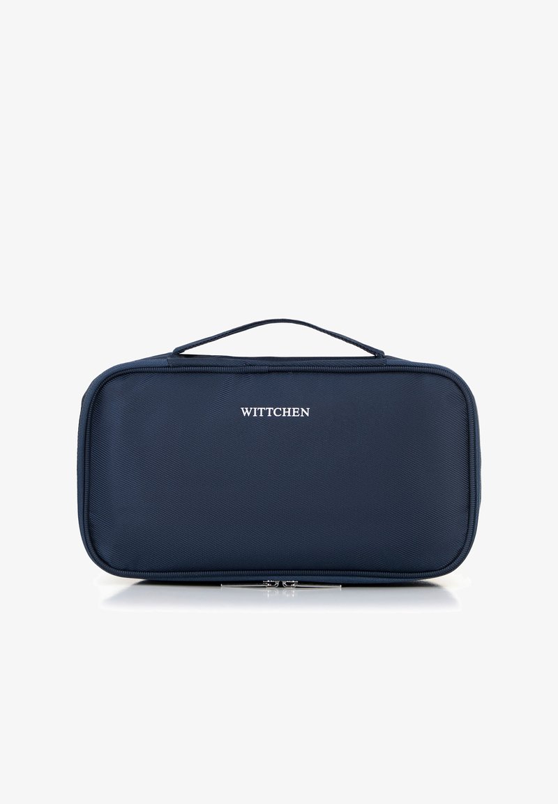 Granatowa, prostokątna torba podróżna wykonana z teksturowanego materiału, z górnym uchwytem i srebrnym zamknięciem na zamek, z logo "WITTCHEN".