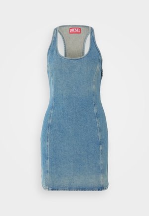 Denimkleid mit einer taillierten Silhouette, hellblauer Farbe, rundem Ausschnitt und ärmellosem Design. Mit einem roten Markentag am Ausschnitt.