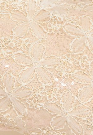 Beige blonderstof med store blomsterprint pyntet med palietter og delikate syningsdetaljer.