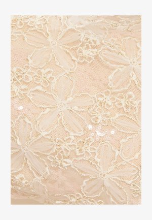 Beigen värinen pitsikangas, jossa on suuria kukkakuvioita, koristeltu strasseilla ja hienoilla ompeluilla.