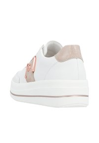 Hvide sneakers med en glat læderoverdel, lyserød suede hæl, metalaccenter og en tykkere hvid platformssål.