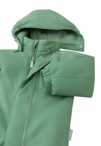 Zielona wodoodporna kurtka z kapturem, z zamkiem błyskawicznym, elastycznymi mankietami i gładką fakturą. Zawiera odblaskowe akcenty w projekcie.