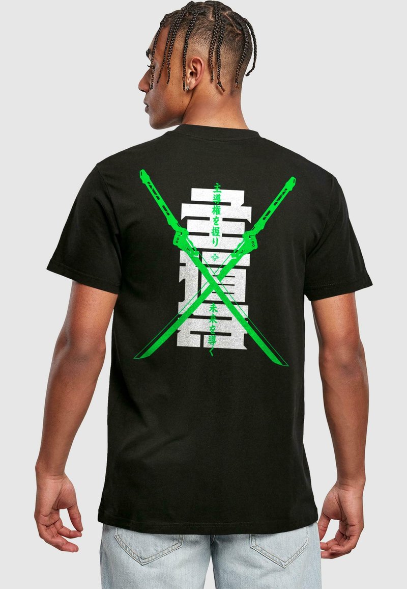 Sort bomuld t-shirt med et grønt grafisk design med krydsede sværd og hvid japansk tekst på ryggen. Korte ærmer, afslappet pasform.