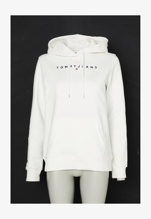 Biela mikina s kapucňou, predným vreckom a šnúrkami, logo "TOMMY JEANS" vytlačené čiernymi písmenami cez hruď s malým emblémom vlajky.