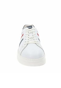 Witte sneaker met een glad bovenleer, voorzien van rode en marineblauwe strepen langs de zijkanten, klassieke vetersluiting en een rubberen zool.