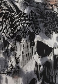 Schwarz-graues Grafik-T-Shirt mit einem Totenkopfdesign und Kettenmotiv, mit strukturiertem, erhabenem schwarzen Schriftzug. Polyester-Material.