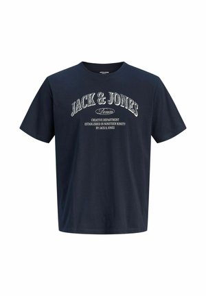 Marineblå t-shirt med korte ærmer med teksten "JACK & JONES Denim Creative Department Established in Nineteen Ninety" trykt i hvid foran.