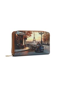 Portafoglio con una scena di caffè su una strada di Parigi, una coppia su uno scooter e la Torre Eiffel sullo sfondo al tramonto.