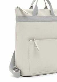 Grau- und cremefarbene Stofftasche aus glattem Synthetikmaterial mit doppelten Griffen, einem abnehmbaren Schultergurt und einer vorderen Reißverschlusstasche.