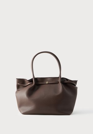 Bolso tote de cuero marrón con dos asas alargadas, con un acabado texturizado y un sutil acento metálico en la parte frontal.