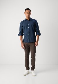 Marc O'Polo KENT COLLAR LONG SLEEVES NO POCKET ROUND HEM - Hemd - total eclipse