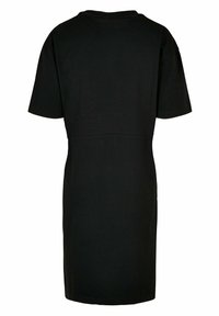 Czarna bawełniana sukienka t-shirtowa z krótkimi rękawami, okrągłym dekoltem i dopasowaną talią. Gładka tekstura, bez wzorów czy akcentów.