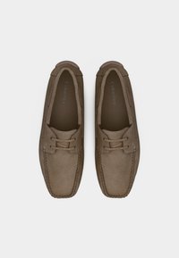 Ζευγάρι καφέ σουέντ casual loafers με τετράγωνη μύτη, δερμάτινα κορδόνια, ορατή ραφή και λογότυπο "Calvin Klein" στο εσωτερικό.