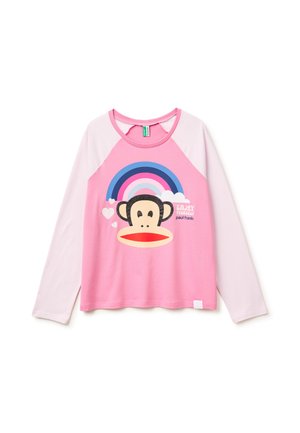 Chemise rose à manches longues avec des manches rose clair, avec un visage de singe de dessin animé, trois cœurs, un arc-en-ciel bleu-rose et le texte "Enjoy Yourself paul frank".