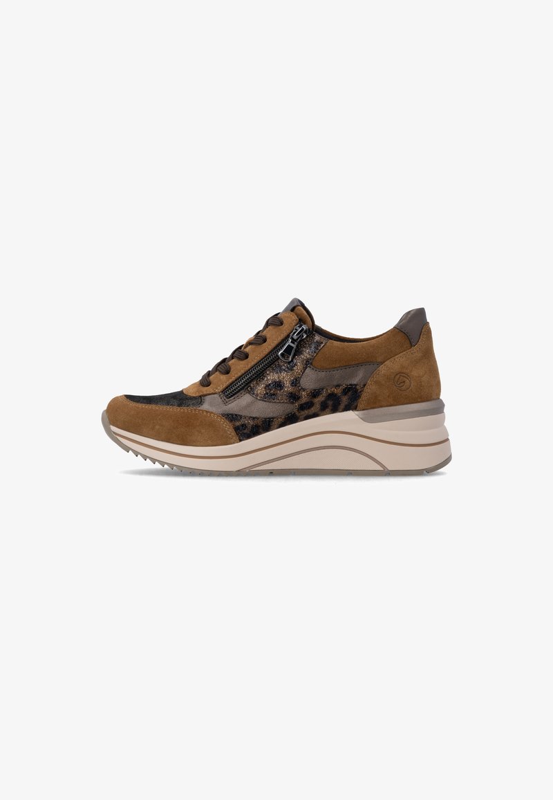 Baskets compensées marron avec panneaux à imprimé léopard, fermeture éclair latérale et lacets à l'avant sur une semelle beige avec une semelle extérieure texturée.