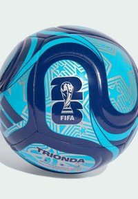 FIFA Trionda nogometna lopta s plavim i tamnoplavim dizajnom, geometrijskim uzorcima i srebrnim naglascima. Okrogli, sjajni finiš, s brandom.