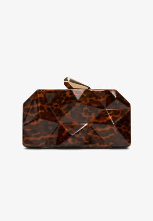 Bolso de mano rectangular con estampado carey, superficie geométrica facetada y cierre dorado en la parte superior sobre fondo blanco.